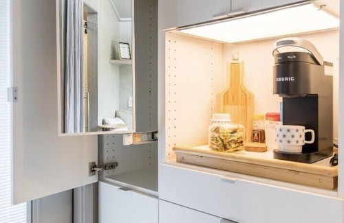 Kessler House | The Hidden Cliff-Tiny Bishop Arts Tree House with Downtown View