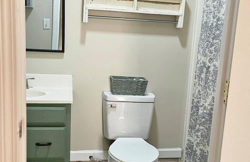 Bardstown Other | The Hidden Jewel is a cozy farmhouse in charming Bardstown with AC.