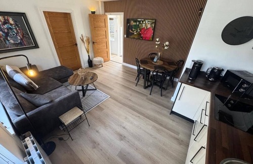 Lancaster Apartment | The Hideaway – 2-Bedroom Apartment with outdoor terrace & free parking