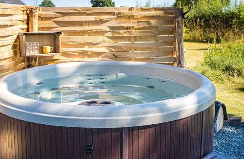 Whitestone Apartment | The Hideaway Hut - 1 Bed Shepherds Hut - Dodmarsh