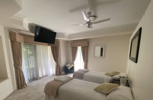 Helensvale House | The Hideaway sleeps up to 24 guests
