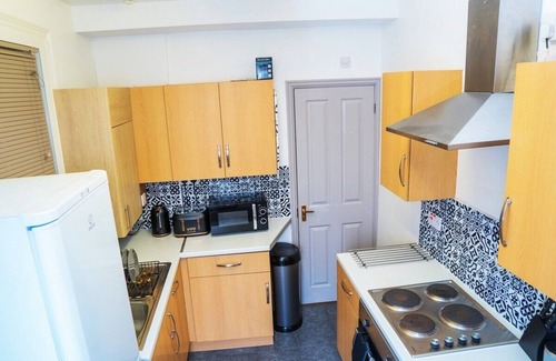 Northampton House | The Highfield Villa, Northampton Centre, Sleeps 10