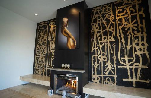 Hollywood Hills West Villa | The Hillside Dreamscape