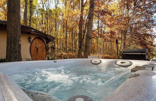 Farmington Cabin | The Hobbit House | 1BR,1BA, Hot Tub, Dog Friendly