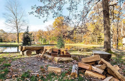 Farmington Cabin | The Hobbit House | 1BR,1BA, Hot Tub, Dog Friendly