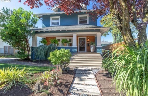 Hollywood District House | The Hollywood House