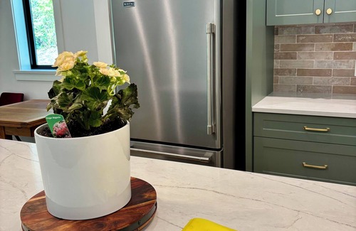 Shawnigan Lake Cottage | The Honeybee Cottage