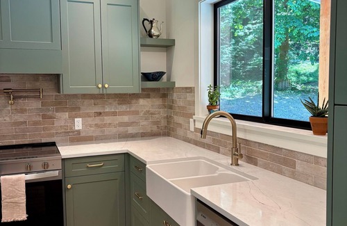 Shawnigan Lake Cottage | The Honeybee Cottage