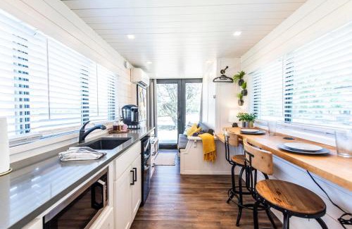 Waco House | The Honeycomb-Tiny Container Home 12 Min. to Magnolia/Baylor