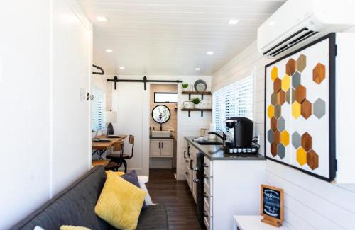 Waco House | The Honeycomb-Tiny Container Home 12 Min. to Magnolia/Baylor