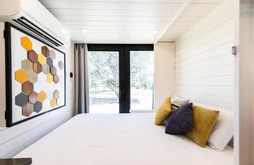 Waco House | The Honeycomb-Tiny Container Home 12 Min. to Magnolia/Baylor