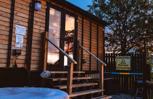 Garadice Other | The Horrrsebox Tinyhouse Glamping