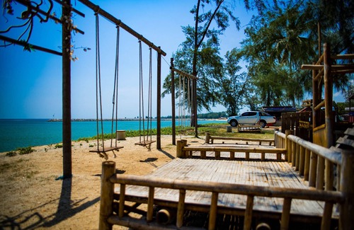 Kuala Terengganu House | The house is a semi-detached house with plenty of parking ,and near to the beach