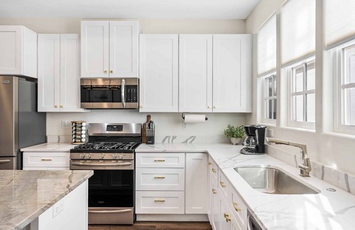 Hurricane House | The Hudson: Dog Friendly, Private Hot Tub, Community Pool + Hot Tub