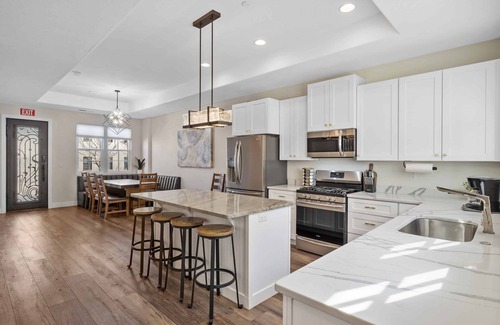 Hurricane House | The Hudson: Dog Friendly, Private Hot Tub, Community Pool + Hot Tub
