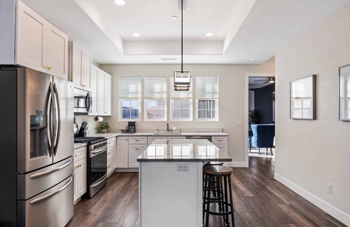 Hurricane House | The Hudson: Dog Friendly, Private Hot Tub, Community Pool + Hot Tub