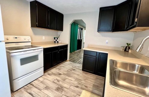 Joplin House | The Hummingbird: Lux 1Bed 1Bath Hideaway Sleeps 4