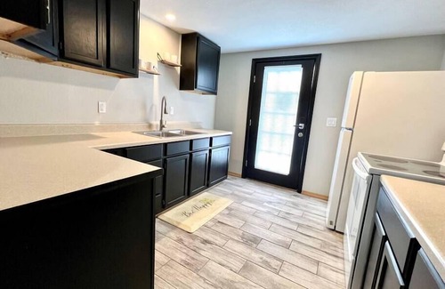 Joplin House | The Hummingbird: Lux 1Bed 1Bath Hideaway Sleeps 4