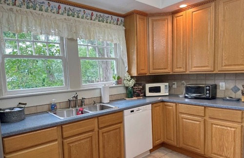 Lattimore Bed & Breakfast | The Hunt House Bed & Breakfast: A traditional country home, away from home!