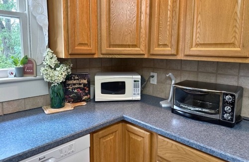 Lattimore Bed & Breakfast | The Hunt House Bed & Breakfast: A traditional country home, away from home!