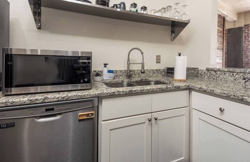 Downtown Memphis Apartment | The Iconic Memphis Studio!