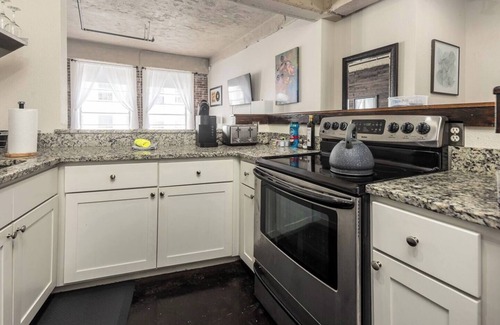 Downtown Memphis Apartment | The Iconic Memphis Studio!