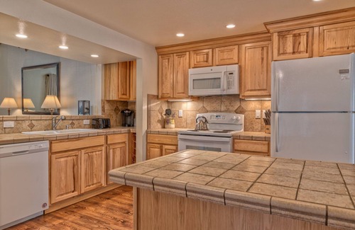 Sunriver House | The ideal pet-friendly home for big groups with a fenced yard, AC and private