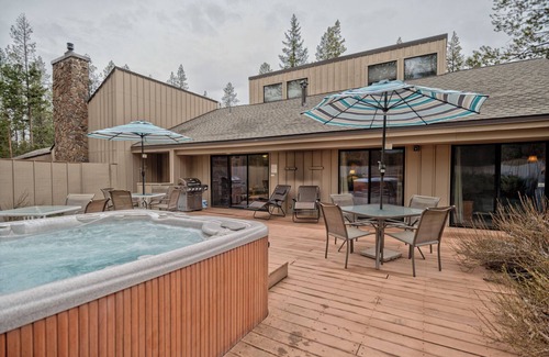 Sunriver House | The ideal pet-friendly home for big groups with a fenced yard, AC and private
