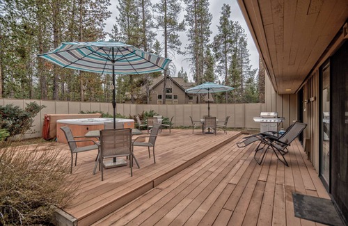 Sunriver House | The ideal pet-friendly home for big groups with a fenced yard, AC and private