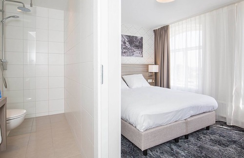 Edelstenenbuurt Hotel | The Ideal Place to Soak Up Dutch Tradition and Seaside Life! Free Breakfast!