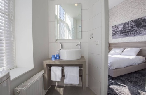 Edelstenenbuurt Hotel | The Ideal Place to Soak Up Dutch Tradition and Seaside Life! Free Breakfast!