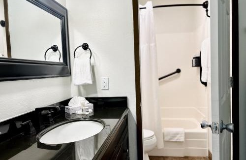 Desert Hot Springs Hotel | The Inn at Mission Lakes