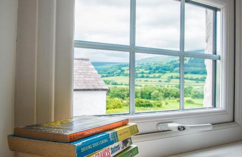 Crickhowell Hotel | The Kestrel B&B