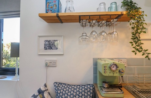 Broadwey Cottage | THE KILN HOUSE, romantic, with a garden in Weymouth