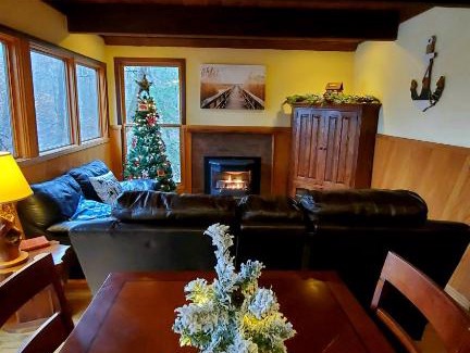 Rockbridge House | The Lake House (Hocking Hills Area)