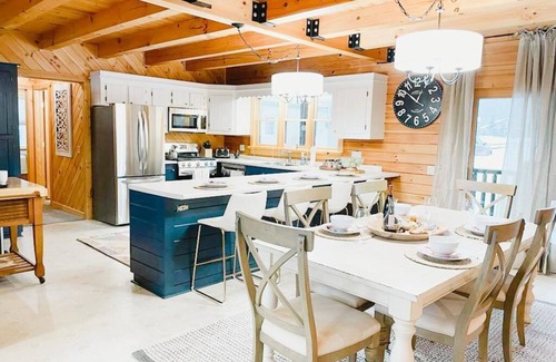 Mayville Cabin | The Lakefront Lodge near CHQ Institution