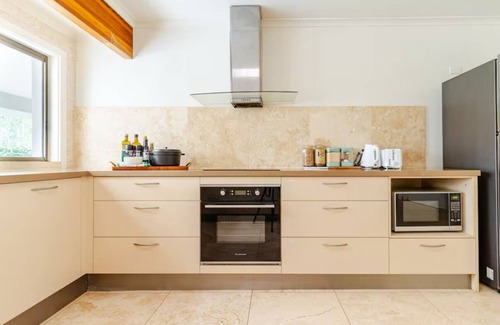 Belmont House | The Lakehouse Brisbane Earth Home with Resident Koala, Peacocks & private lake