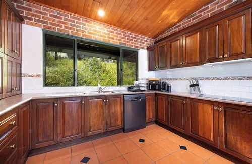 Coomba Park House | The Lakehouse - SLEEPS 12 Comfortably in 5 Bedrooms and 3 Bathrooms