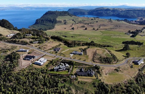 Acacia Bay House | The Lakeview House