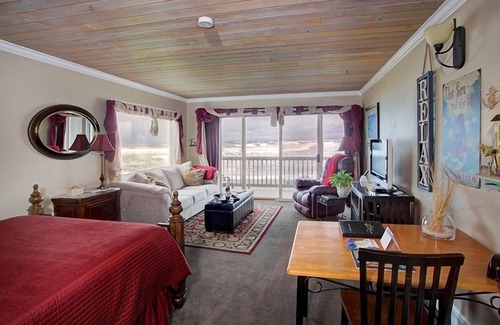 Seaside Hotel | The Lanai At The Cove