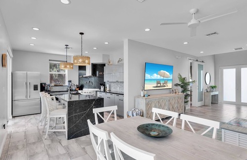 Marathon House | The Lazy Manatee -Private Pool, 80’ Dockage, Foosball, 4 King Bedrooms & 1-Min Drive to Beach!