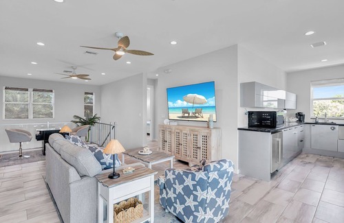 Marathon House | The Lazy Manatee -Private Pool, 80’ Dockage, Foosball, 4 King Bedrooms & 1-Min Drive to Beach!