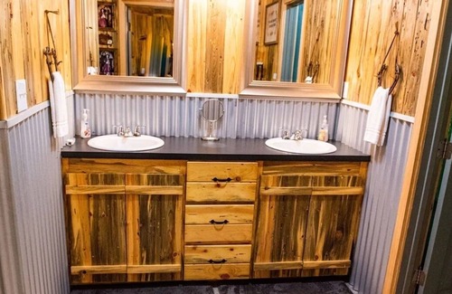 Lindale Cabin | The Leanin' Tree - Nestled Amongst The Piney Woods Of East Texas by RedAwning