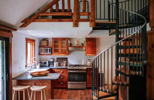 Mount Tremper Hotel | The Leeway - Meadow Loft Duplex