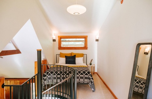 Mount Tremper Hotel | The Leeway - Meadow Loft Duplex