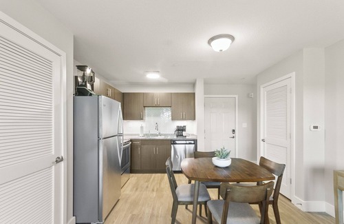 Tuscaloosa Condo | The Leigh Beautiful Riverfront Condo with Pool & Gym Access