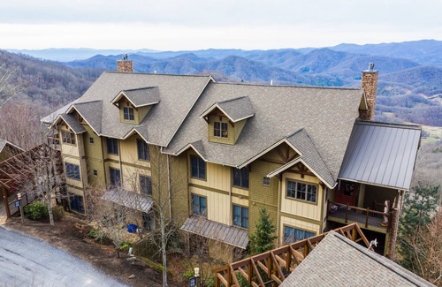 Burnsville Villa | The Lions Den - Private Club Access