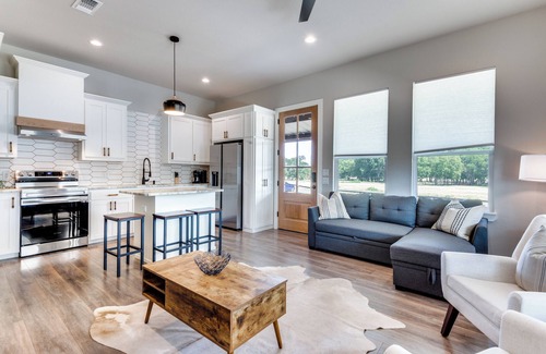 Collinsville House | "The Little Ass Apartment!" Country Retreat Getaway!