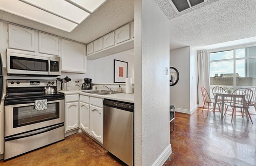 Downtown Austin Apartment | The Littlefields by Lodgewell | Modern Loft | B6