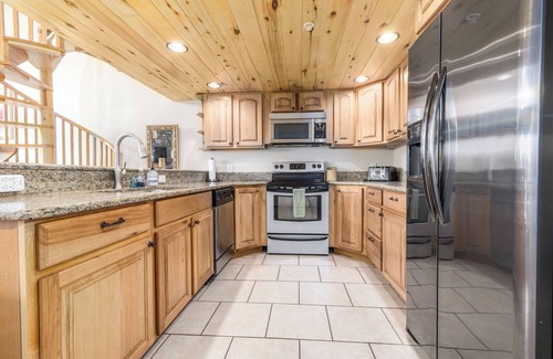 Meadow View Heights Apartment | The Lodge at Duck Creek: EAGLE'S LOOKOUT SUITE